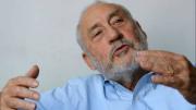 El Nobel Stiglitz hará enojar al 'nobel' Milei: Argentina está a las puertas de otra crisis