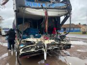 Choque fatal entre un micro y un camión con acoplado en Santa Fe: tres muertos y 17 heridos