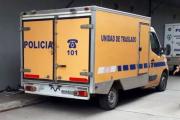 Un joven fue a buscar a su pareja y la encontró ahorcada en un árbol