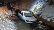 Despistó un auto y cayó a un canal en Vista Alegre tras la nevada
