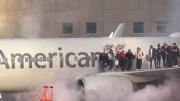 Un avión de American Airlines se incendió y evacuaron a más de 170 pasajeros en medio de las llamas