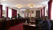 Austeridad ignorada: concejal critica alza salarial municipal