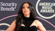 De los escenarios a los tribunales: fan demanda a Cardi B por agresión física
