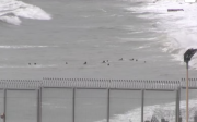 Cincuenta y cuatro niños nadan desde Marruecos hasta el enclave español de Ceuta