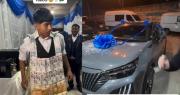 Video: Un auto 0 km, miles de pesos argentinos y dólares, los regalos a un joven boliviano en Argentina
