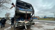 Tragedia en Santa Fe: tres muertos y 17 heridos al chocar un micro y un camión
