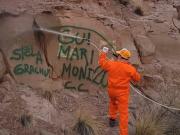 Limpiaron las pintadas que realizaron turistas bonaerenses en una roca en Potrerillos