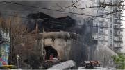 Comenzó la demolición del depósito incendiado en el centro de La Plata para evitar nuevos derrumbes