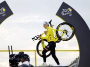 Tadej Pogacar, el extraterrestre del ciclismo que cuando se baja de la bici vuelve a ser humano y avisa: “No me tienta batir récords: yo corro para disfrutar el momento”