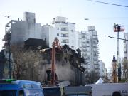 La Plata: empiezan a demoler el depósito que se incendió hace dos semanas y era un peligro para los vecinos