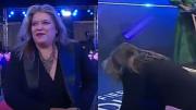 Video: la humorista que se cayó al buscar su premio en los Martín Fierro de Radio