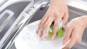 El truco casero para lavar los platos dejándolos impecables
