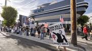 Protestas contra Elon Musk frente a su nuevo y retrofuturista restaurant en el área de Hollywood