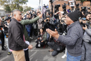 Colombia: manifestantes exigen cárcel para Álvaro Uribe Vélez frente al Juzgado en Bogotá