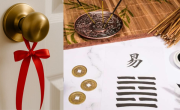 Un amuleto más poderoso de lo que parece: por qué hay que atar una cinta roja al picaporte, según el feng shui