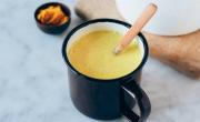 Cómo preparar leche dorada, la bebida milenaria que alivia el dolor muscular 