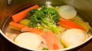 Coloca un chorro de vinagre en el agua de cocción de las verduras: ¿qué significa?