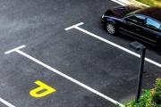 Discutió con un conductor por un lugar para estacionar y le rayó el auto en venganza