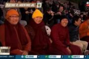 Insólito: un grupo de monjes tibetanos viajó desde la India y alentó a Platense en el clásico ante Argentinos