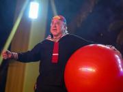A los 81, Carlos Villagrán volvió a ser Quico sobre el escenario de un circo