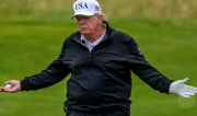 (VIDEO) Graban a Donald Trump con su caddie haciendo trampa jugando golf