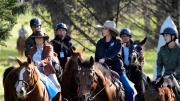 Una firma de convenios, cabalgata y asado no se le niega a la caza migrantes de Trump