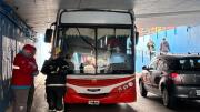Un micro escolar quedó atrapado en un cruce bajo nivel de Lanús