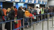 La salida de turistas volvió a crecer en junio y se profundiza el déficit