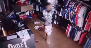 Ladrones saquearon una tienda de ropa en Desamparados