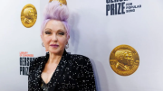 Se declaró en bancarrota tras su primer fracaso musical, pero no bajó los brazos y forjó una fortuna de millones: la historia de Cyndi Lauper