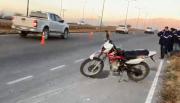 Iba a trabajar en moto, se le cruzaron tres caballos y terminó en el hospital con lesiones graves