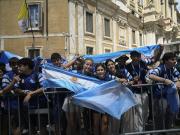 ¡Hago lío!: entre la fiesta y la nostalgia, cientos de jóvenes argentinos peregrinan por Roma y rezan ante la tumba de Francisco