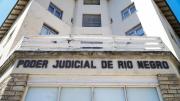 Se le cayó una media res, se perforó la rodilla con un cuchillo y encima lo echaron