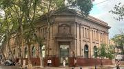 Un delincuente le arrebató un millón de pesos a una mujer a la salida de un banco pero lo detuvieron