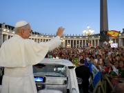 El Papa León XIV aparece de improviso en plaza San Pedro y es ovacionado por miles de jóvenes