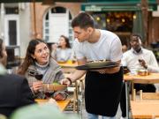 Las mentiras más insólitas de los mozos y camareros para recibir más propina