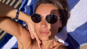 A sus 47 años, Pampita se duchó al aire libre y deslumbró con su bikini colaless de lurex