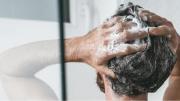 Sal en el shampoo: cuáles son los beneficios de este extraño método