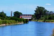 Un joven cayó a un canal en La Dársena y fue rescatado por la policía