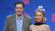Pamela Anderson y Liam Neeson: el beso que enciende la chispa de un romance inesperado