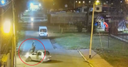Video: un auto dobló mal en una esquina de Ensenada y causó un fuerte accidente de tránsito