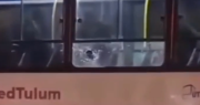 Video: filmaron otro colectivo dañado por un piedrazo, esta vez en La Bebida
