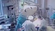 (VIDEO) Increíble: Médicos continúan con una cirugía durante el sismo en Rusia