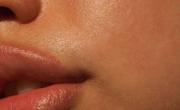 Labios glossy: la tendencia beauty que reemplaza al mate este invierno