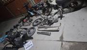 Autopartes, motos sin papeles y una denuncia: sospechan que armaba un desarmadero en barrio Fraternidad