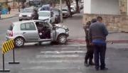 VIDEO Violento accidente en Salta: un auto terminó destrozado en la esquina de Zuviría y Rivadavia