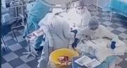 Héroes con batas blancas: El video viral de un grupo de médicos que no abandonó a su paciente y siguió operando en pleno terremoto en Rusia