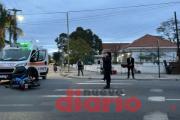 Imprudencia frente al hospital: moto chocó con una ambulancia que iba en servicio