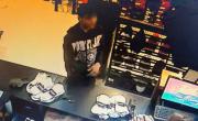 VIDEO. Lo pescaron infraganti robando en un outlet deportivo de La Plata: frustrado, les pateó la puerta