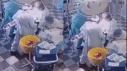 El impactante video de cirujanos que siguieron operando durante el terremoto de 8,8 en Rusia